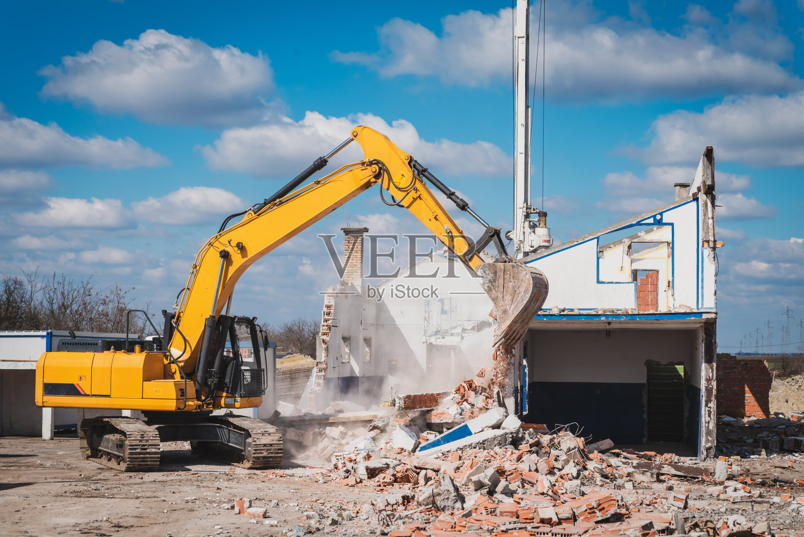 大型建筑機械正在拆除建筑工地上的房屋